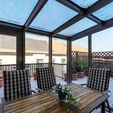 Molly's - 2 Bdrms, Terrace, Parking * בודפשט