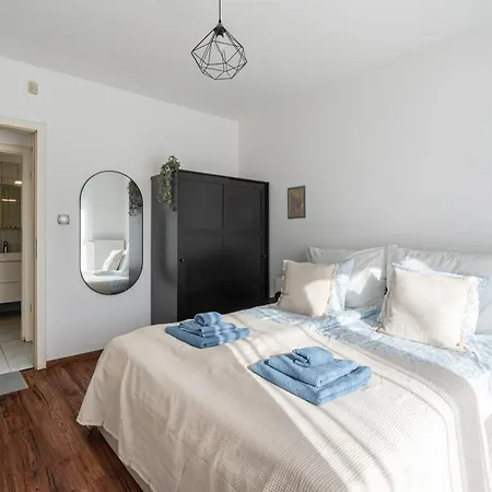 Molly's - 2 Bdrms, Terrace, Parking *