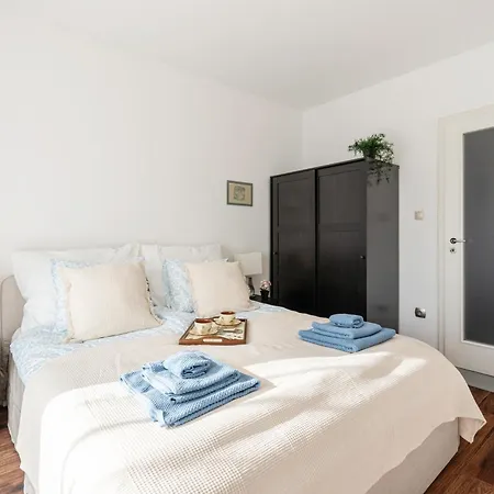 Molly's - 2 Bdrms, Terrace, Parking Apartment *